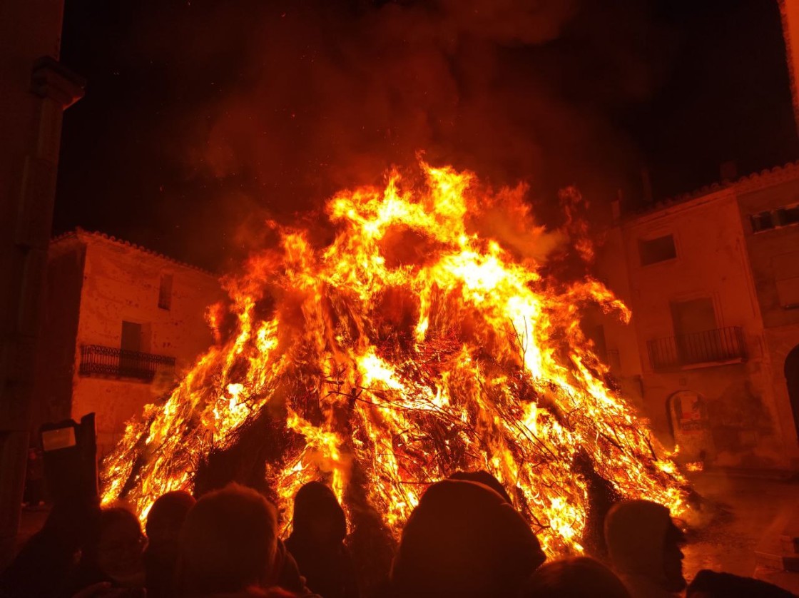Fuego para aplacar la lluvia y festejar a San Sebastián en la Monumental de Castelserás