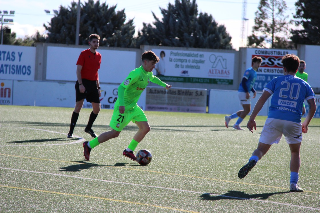 El Utrillas tendrá que bajarse al barro  para llevarse el partido ante Cariñena , retrasado una hora por la nieve (12:30)