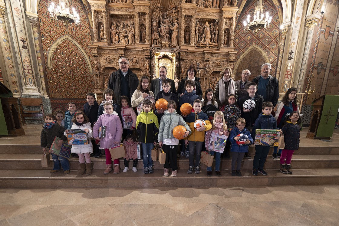 Regalos para una veintena de niñas y niños que visitaron el belén de San Pedro