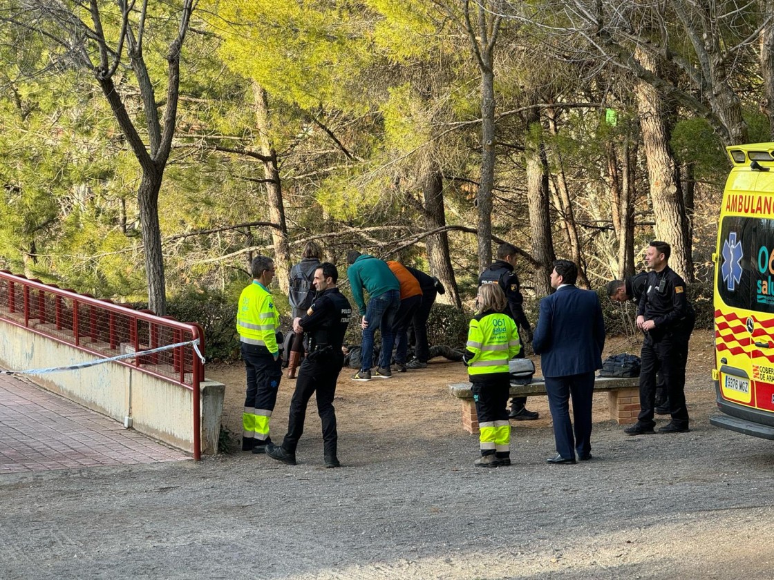Hallan el cadáver de un indigente de 41 años en el parque de Los Fueros y todo apunta a una muerte natural