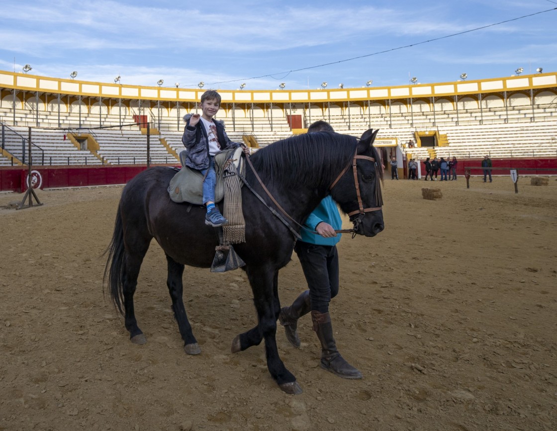 Los participantes en las Bodas de Isabel de Segura practican sus papeles a caballo