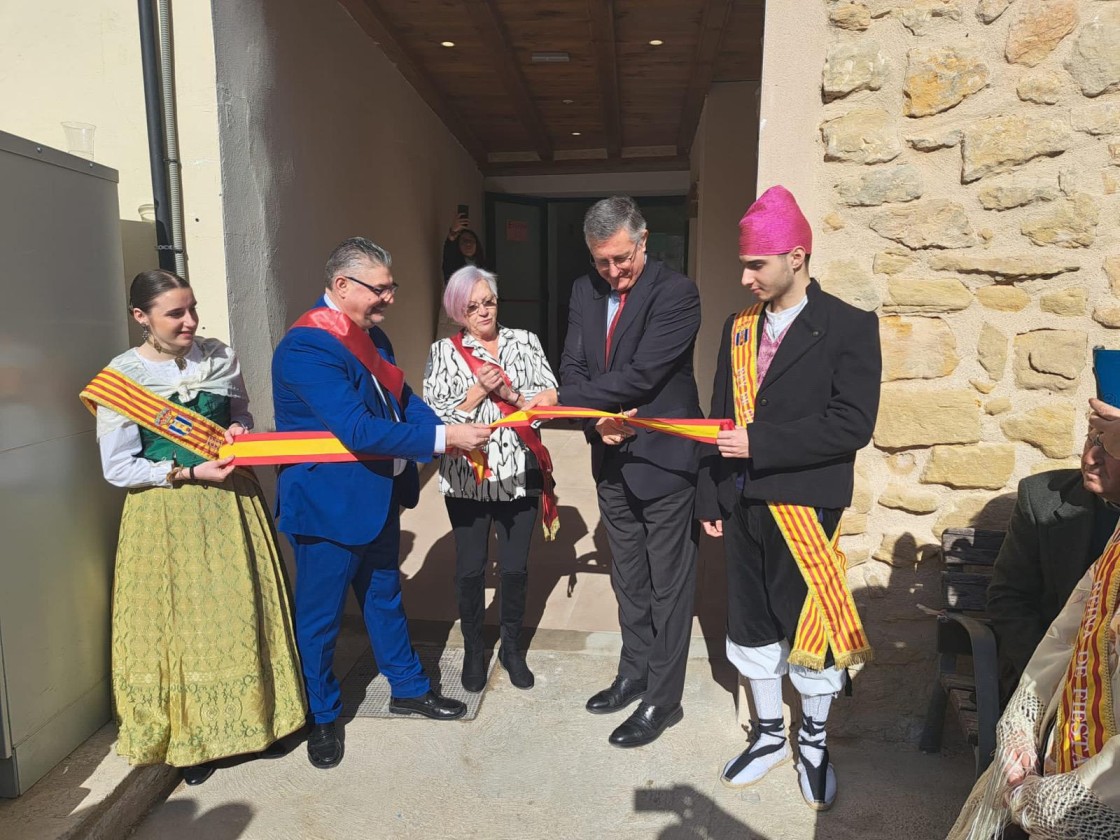 El consejero de Medio Ambiente y Turismo, Manuel Blasco, inaugura el pabellón de Torrecilla de Alcañiz