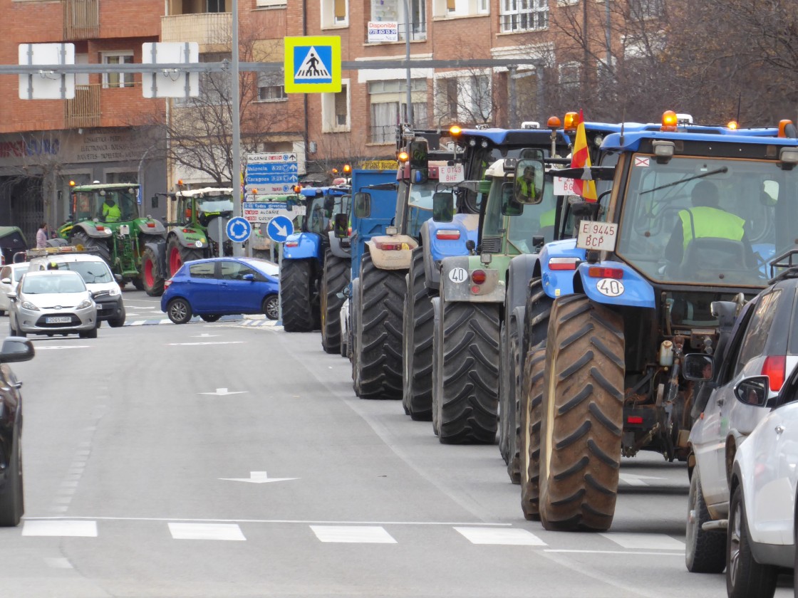 Las tractoradas protagonizan marchas lentas en varios puntos de Aragón en una jornada sin incidentes