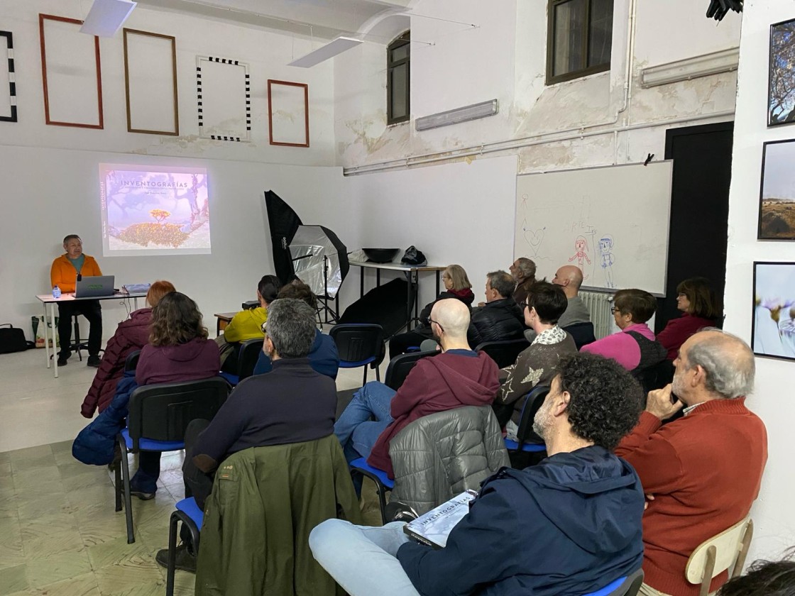 Uge Fuertes visita la sede de la Sociedad Fotográfica Turolense