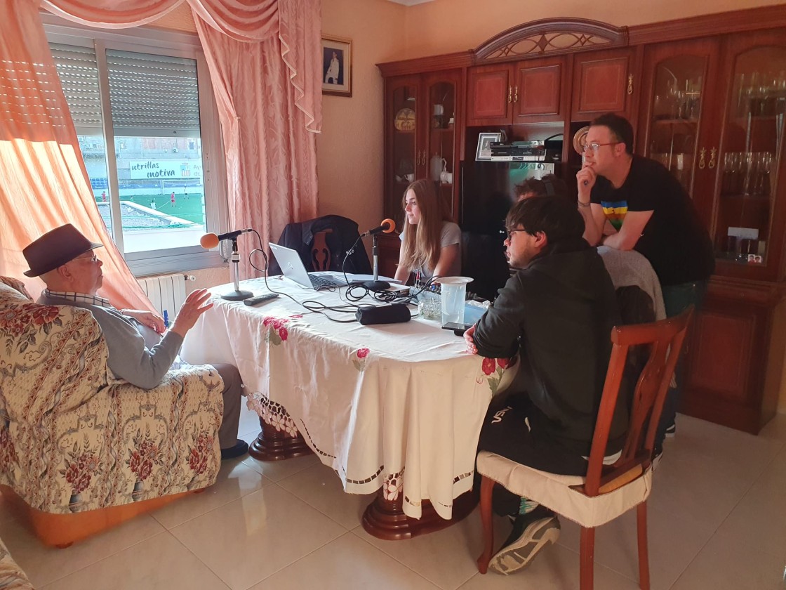 Los jóvenes de Cuencas Mineras recopilan la memoria de sus mayores a través de un taller de radio