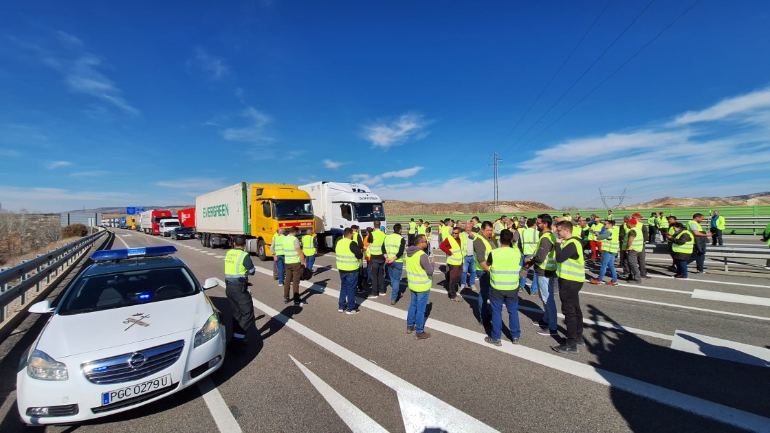 Los agricultores cortan en ambos sentidos la A23, en el kilómetro 116 a la altura de la ciudad de Teruel