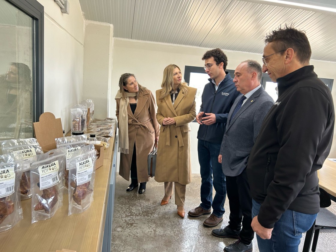 Mar Vaquero sitúa a Alcorisa como referente industrial de Teruel en la inauguración de la empresa Alkura Petfood