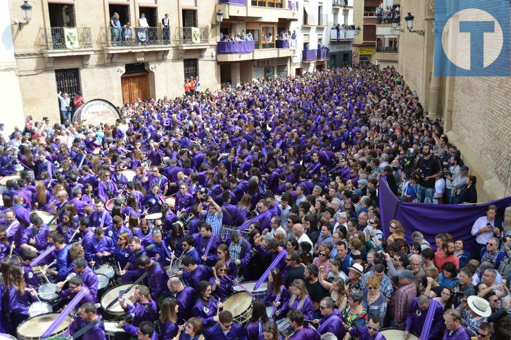 Un río morado de tambores y bombos 