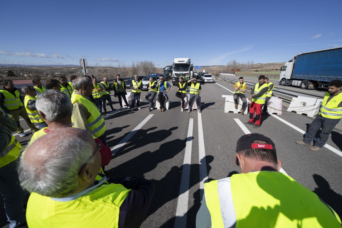 Los agricultores dejan los tractores en casa y cortan la A-23 a la altura de Teruel en ambos sentidos