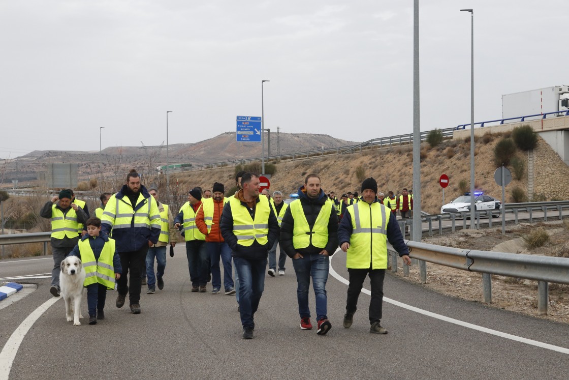 Los agricultores turolenses llevan a cabo nuevos cortes intermitentes del tráfico en la A-23 en el término de la capital