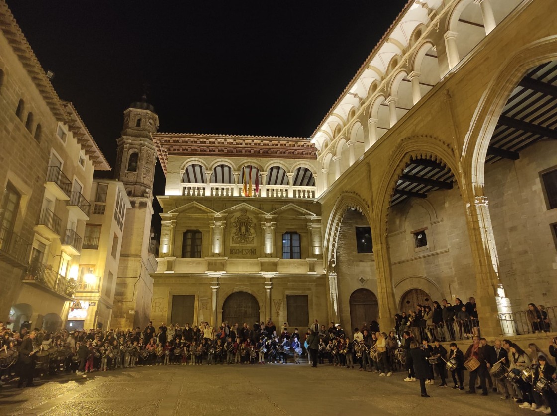 Decenas de tamborileros anuncian con sus toques en Alcañiz el inicio de la Cuaresma