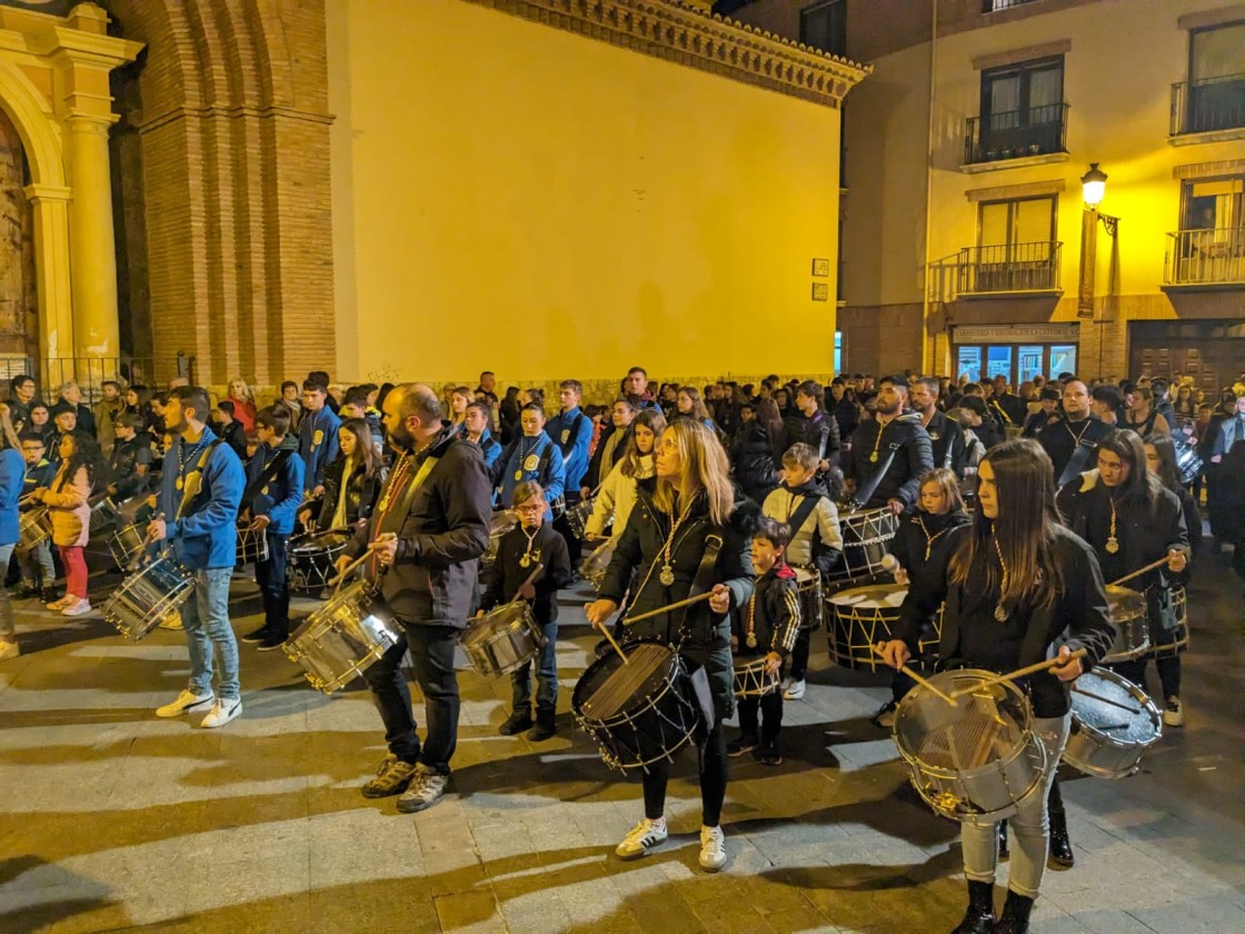 Los tambores de las cofradías de Teruel redoblan en el prólogo de la Semana Santa