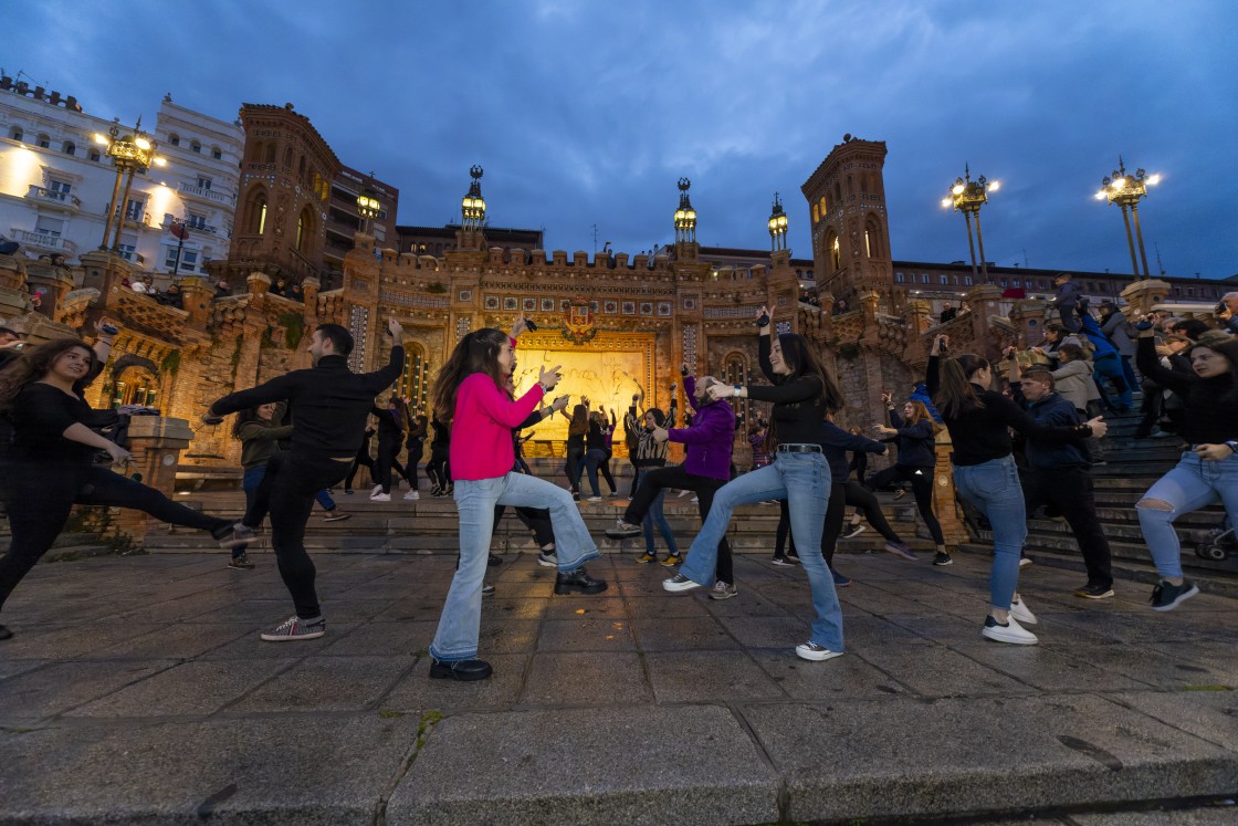 Los joteros turolenses bailan unidos para  dar su apoyo a los niños enfermos de cáncer