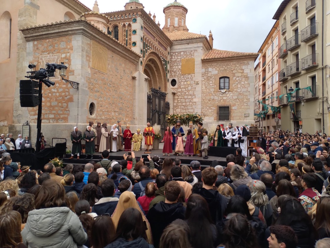 Centenares de personas acuden a la plaza de la Catedral para asistir a la boda de Isabel y Pedro de Azagra