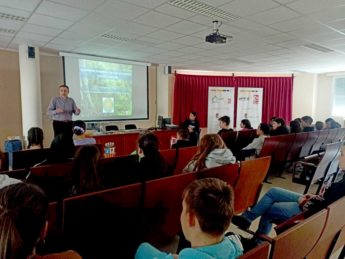 La Fundación Dinópolis divulga la paleobotánica entre escolares y mayores