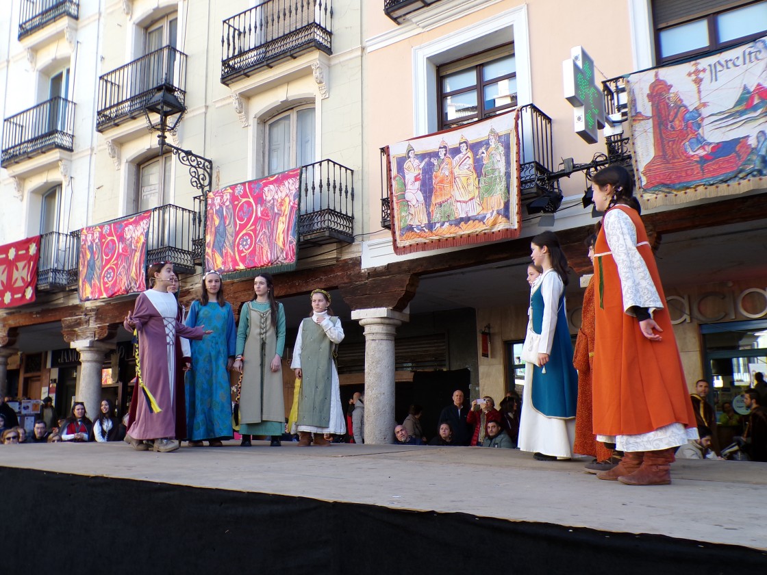 Los más jóvenes de la villa de Teruel debaten sobre si es cierto que Diego ha muerto en la guerra