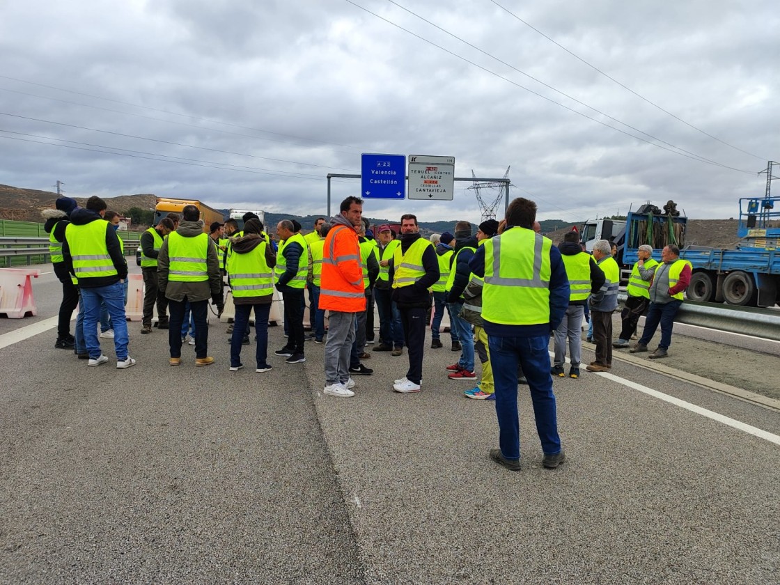 Los agricultores retoman los cortes en la A-23 a la altura de Teruel