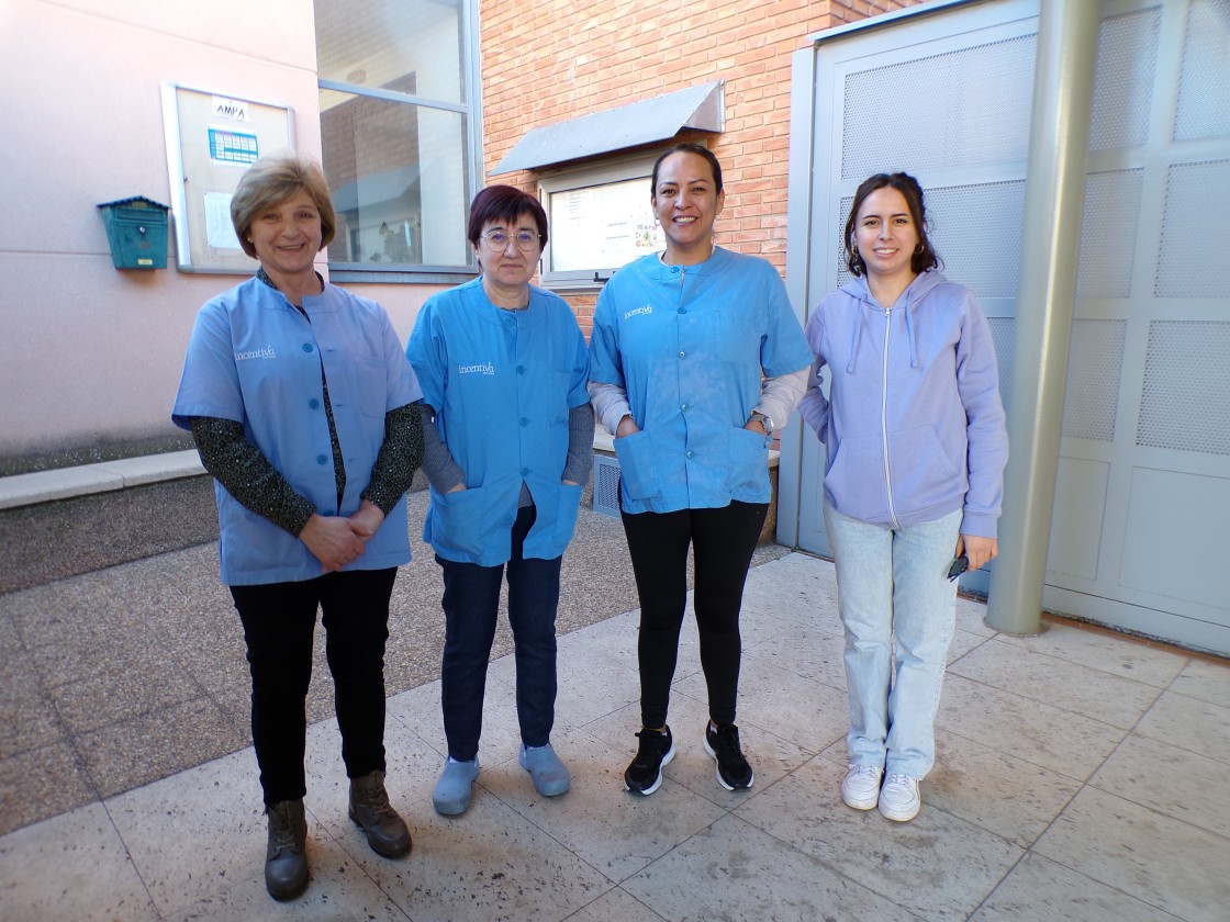 El personal de servicios del colegio Miguel Vallés no limpiará hasta que le garanticen cobrar por su labor