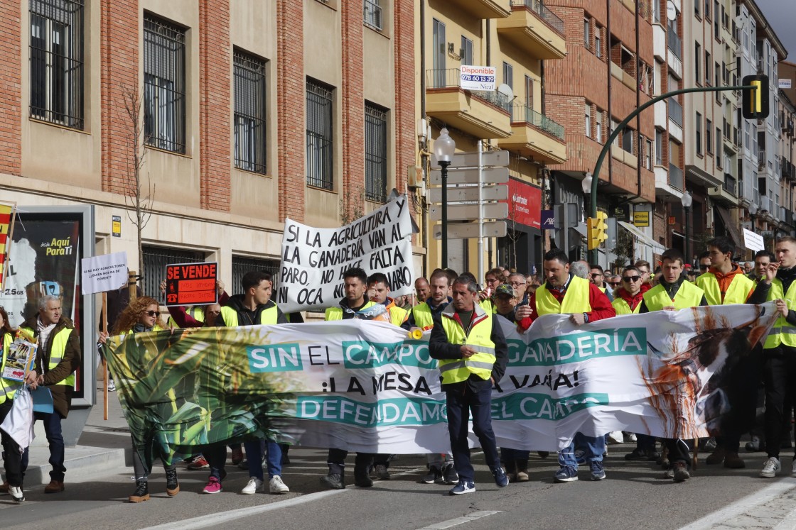 Medio millar de personas recorren Teruel en contra de “la soga verde” con la que Europa “ahorca” al campo