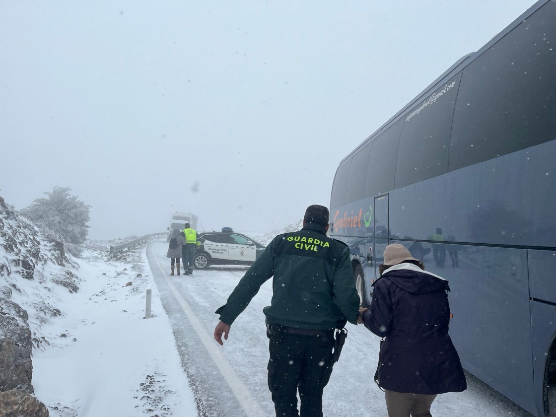 El temporal de viento y hielo obliga a evacuar a 48 personas de un autobús atrapado en Cabigordo