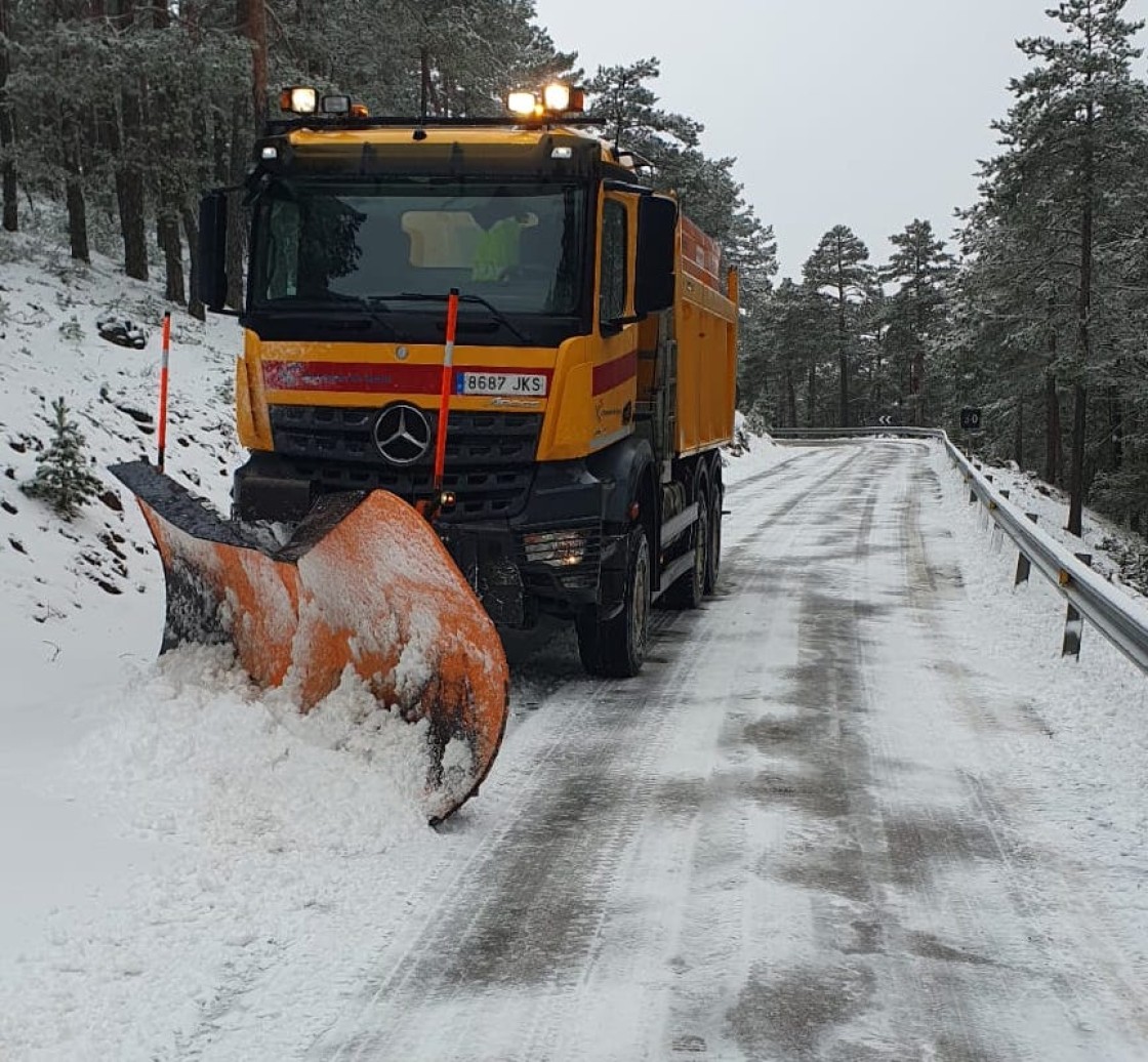 Equipos del Servicio de Vialidad de la DPT despejan las rutas principales de la Sierra de Albarracín ante la presencia de nieve