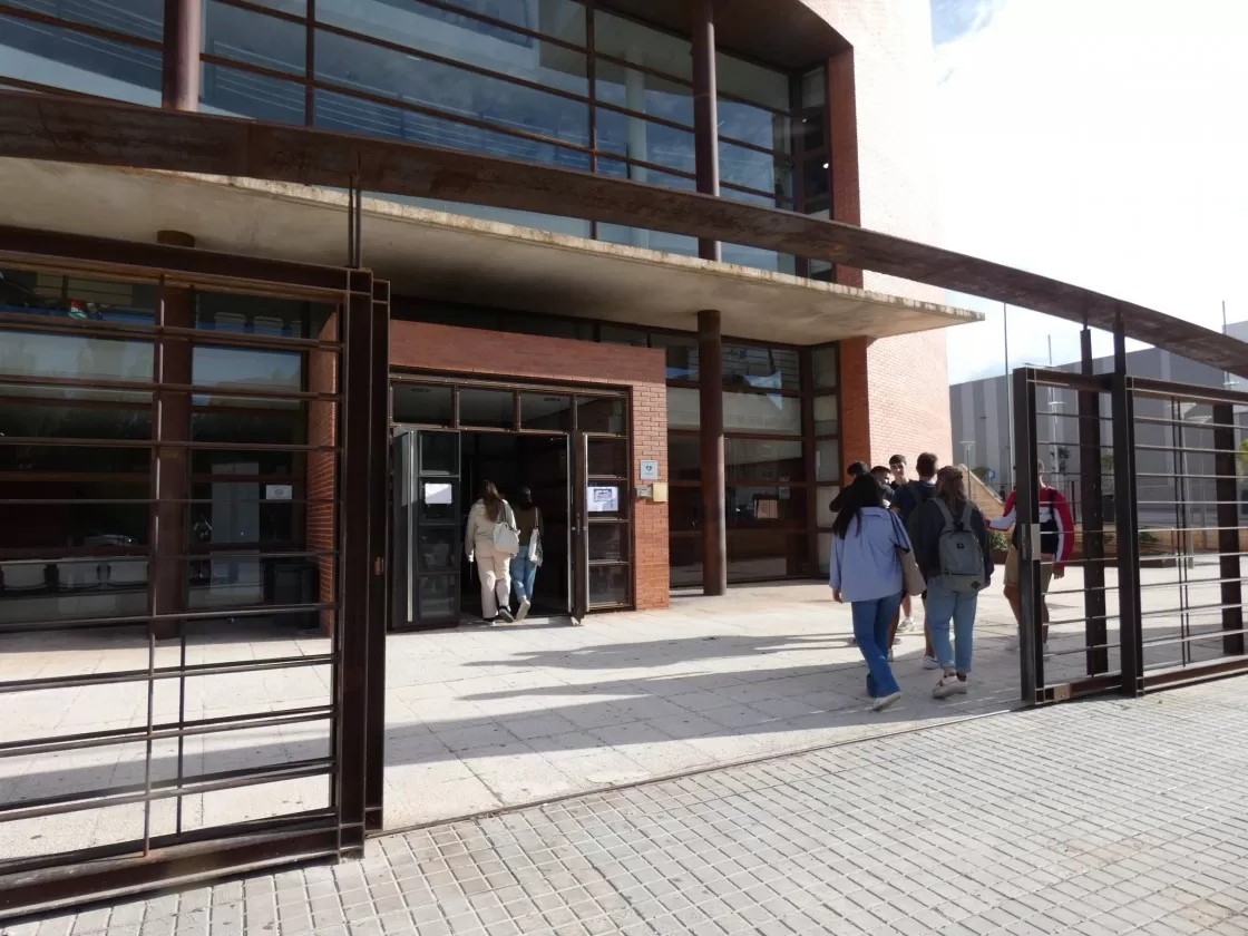 Una veintena de empresas tecnológicas e industriales de Teruel buscan talento en una jornada en la Escuela Politécnica