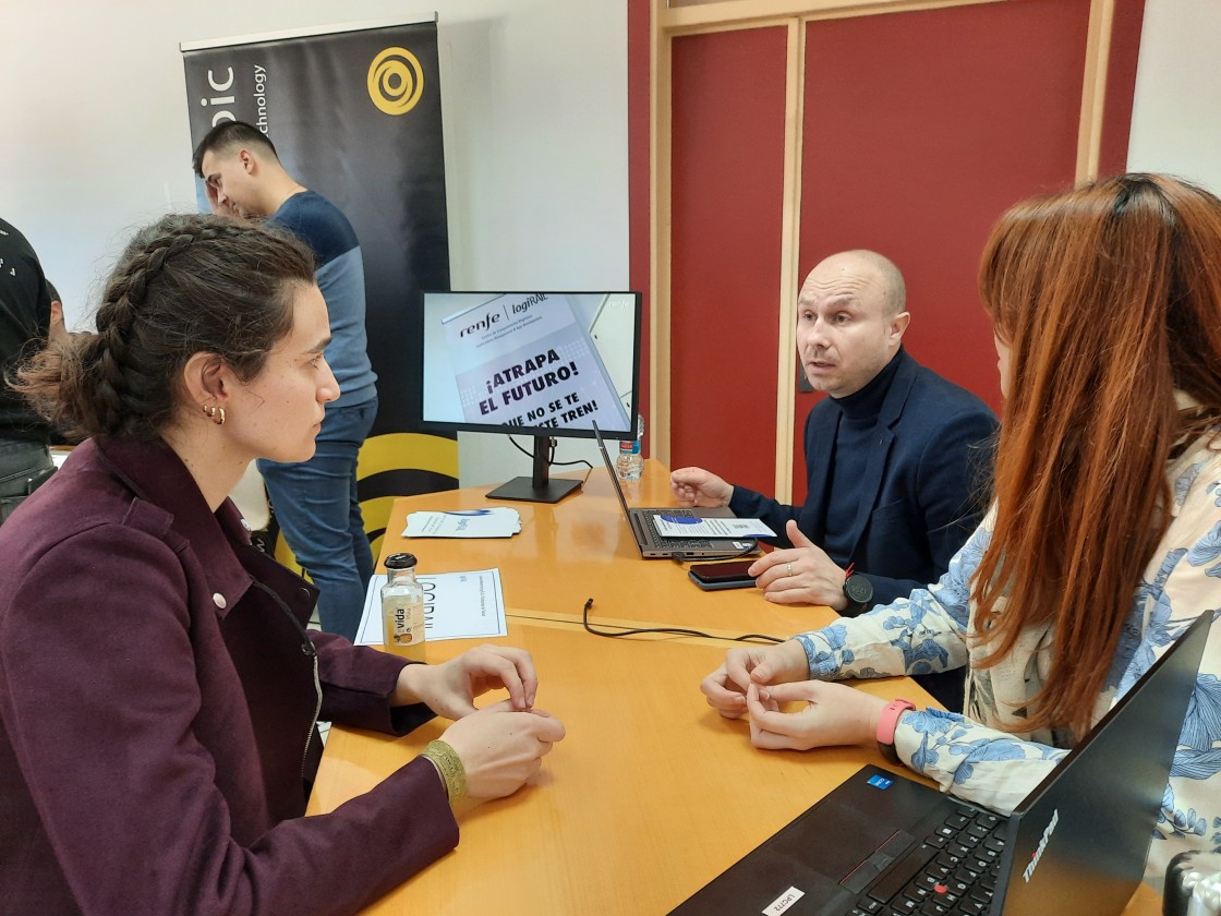 El Centro de Competencias Digitales de Renfe se da a conocer entre los estudiantes de la UPT