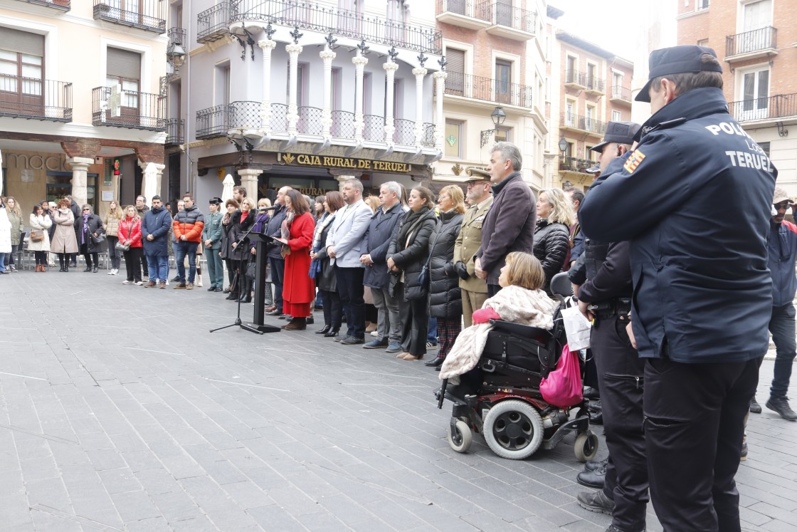 Representantes de todas las administraciones públicas de Teruel se unen para celebrar el 8M en la Plaza del Torico