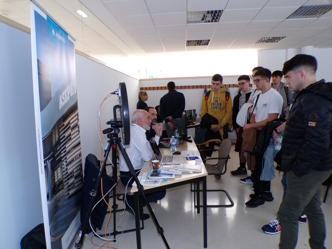 El primer 'networking' de la Escuela Politécnica de Teruel refleja el interés de las empresas por el talento local