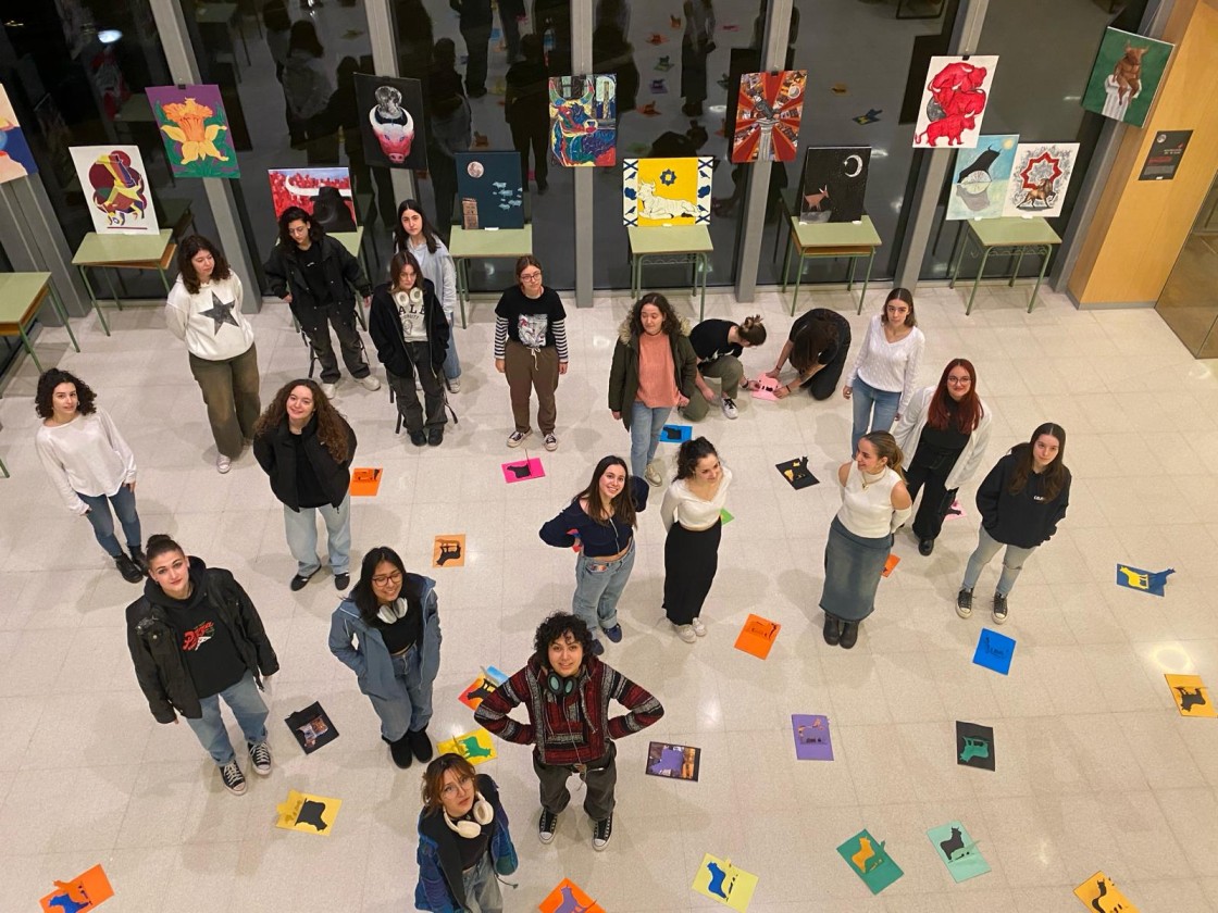 Una treintena de estudiantes de Bellas Artes expulsan al toro de su espacio de confort