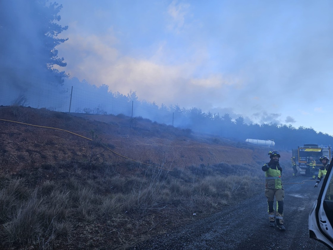 Alarma por un incendio cerca  de un depósito de gas en la Venta del Aire que pudo ser controlado