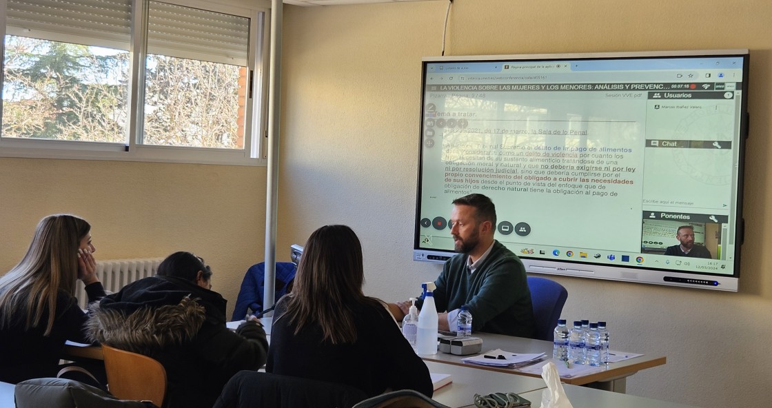 La Guardia Civil imparte un curso sobre violencia contra mujeres y menores en la Uned