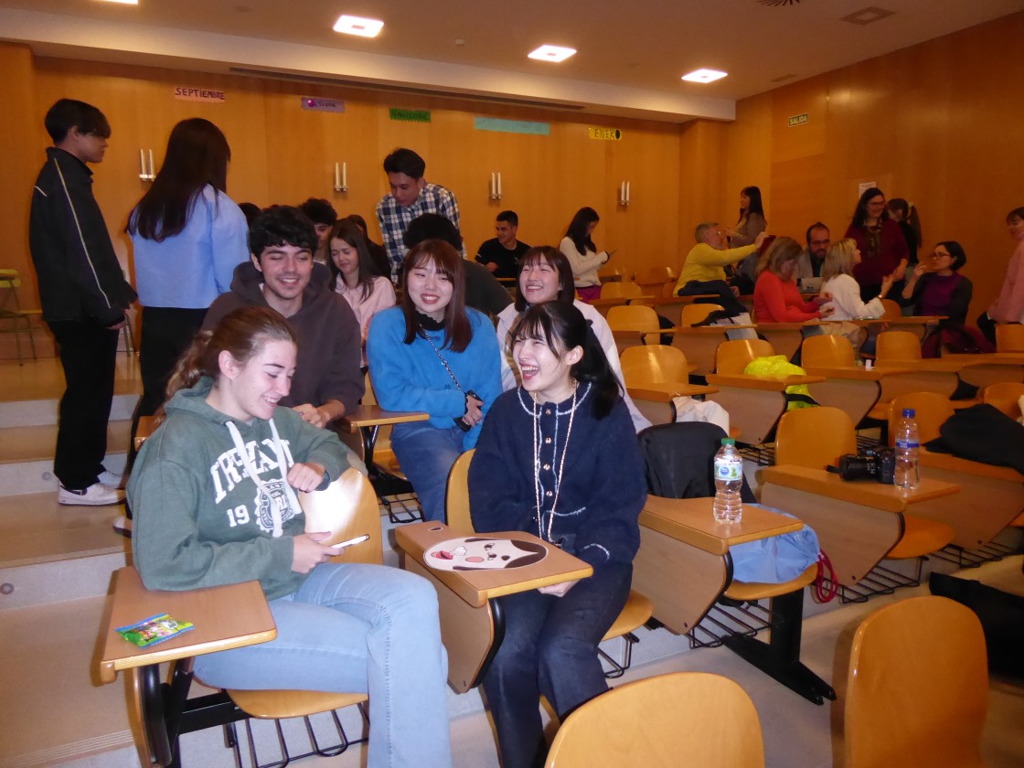 Docentes y alumnos japoneses comparten experiencias con sus homólogos de Teruel