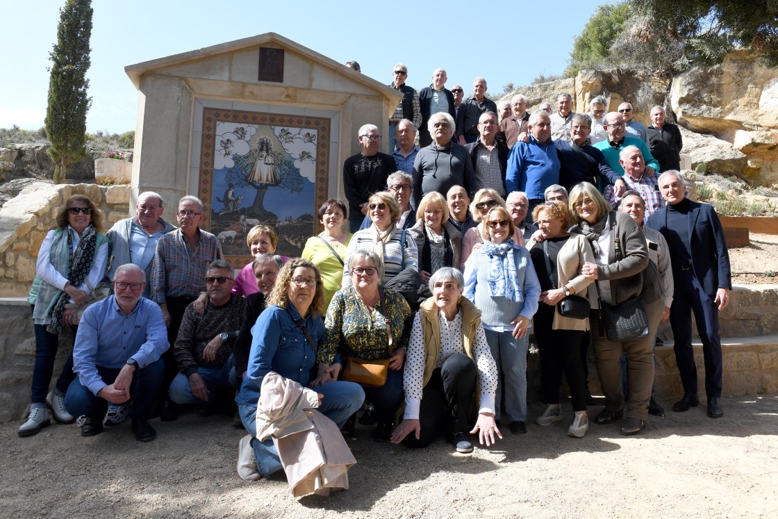 La Quinta alcañizana de Pueyos de 1977 inaugura un mural con la aparición de la Virgen al pastor