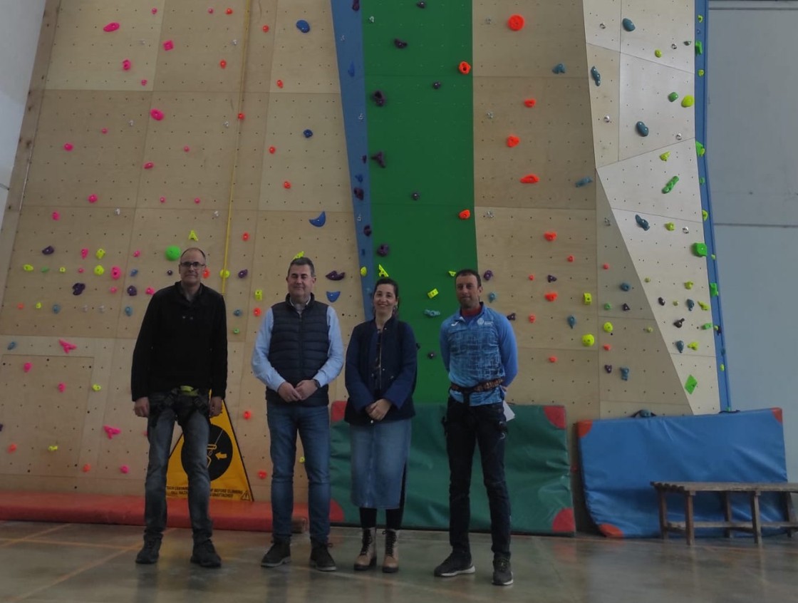 Alcañiz estrena un rocódromo que permite a 16 personas practicar a la vez la escalada