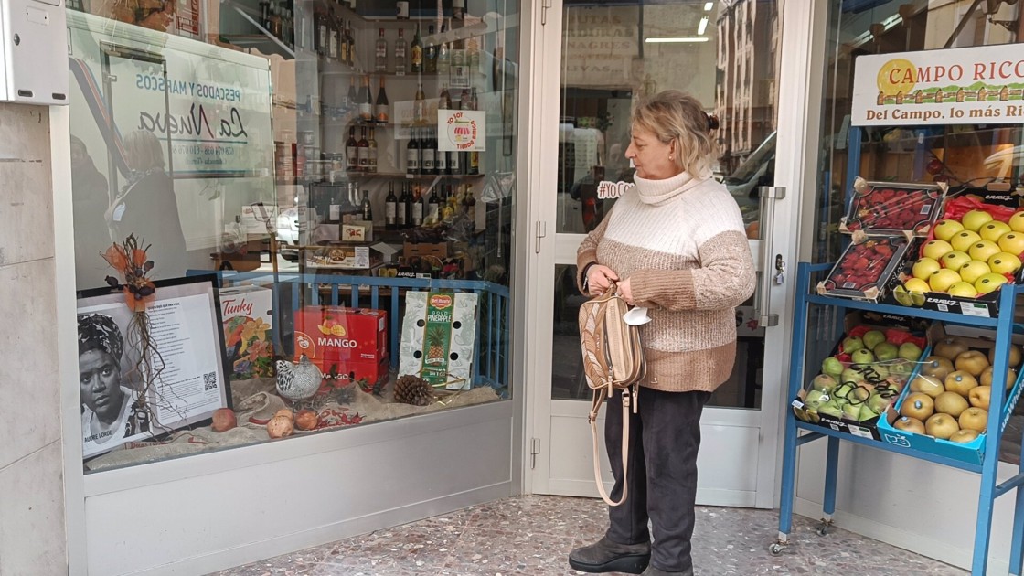 Calamocha celebra el mes de la poesía con versos en los comercios