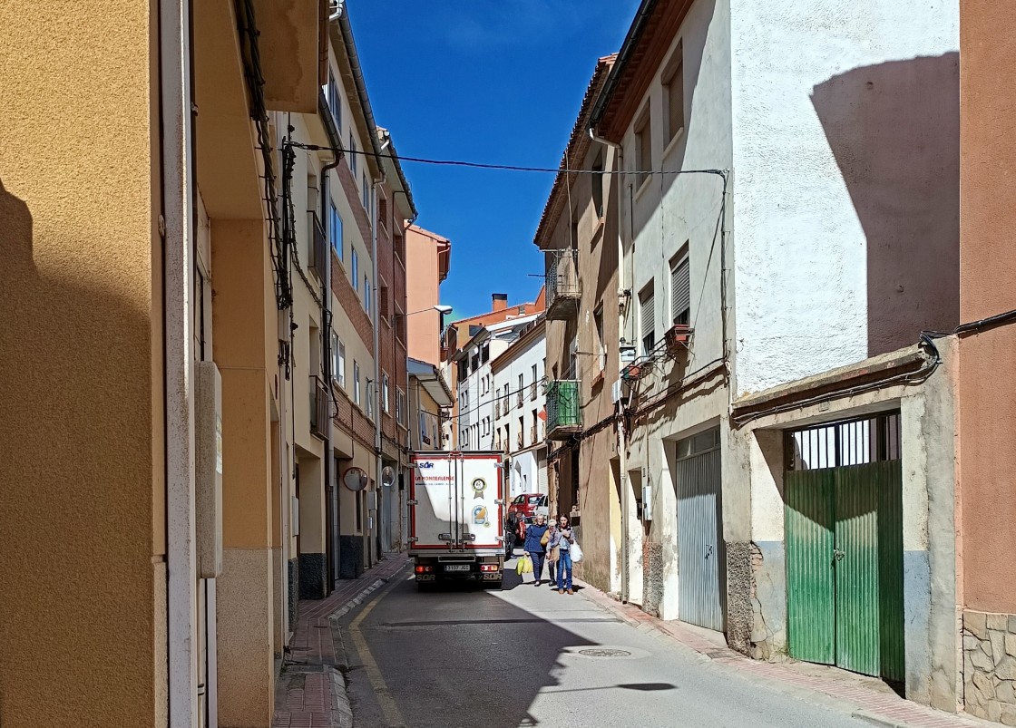 Los vecinos de la calle Fuentebuena de Teruel recogen firmas para reclamar aceras transitables