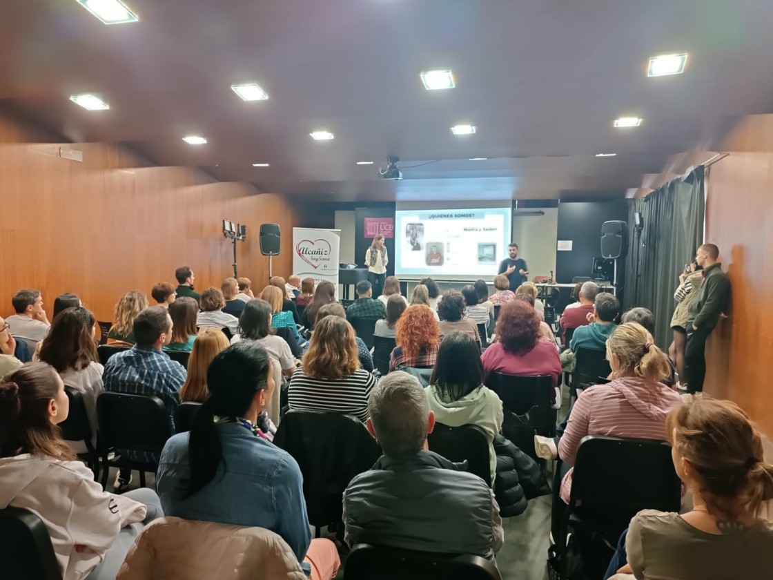 Nutrida asistencia a una charla en Alcañiz sobre el uso de los móviles dirigida a padres de adolescentes