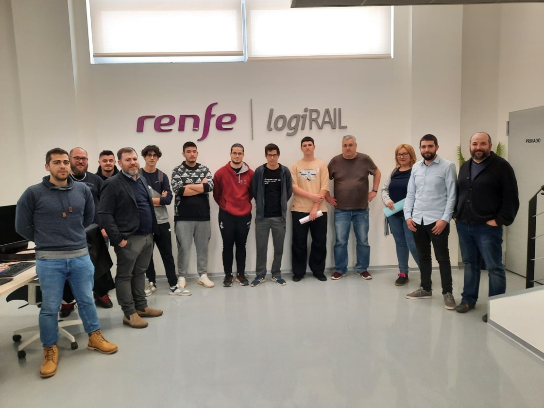 El Centro de Competencias Digitales de Renfe imparte un taller práctico a alumnos de FP del IES Segundo de Chomón