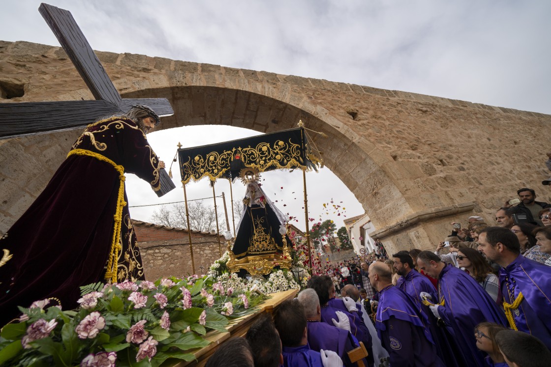 La Soledad y el Nazareno vuelven a fundirse en la emotiva procesión del Encuentro en el Arquillo