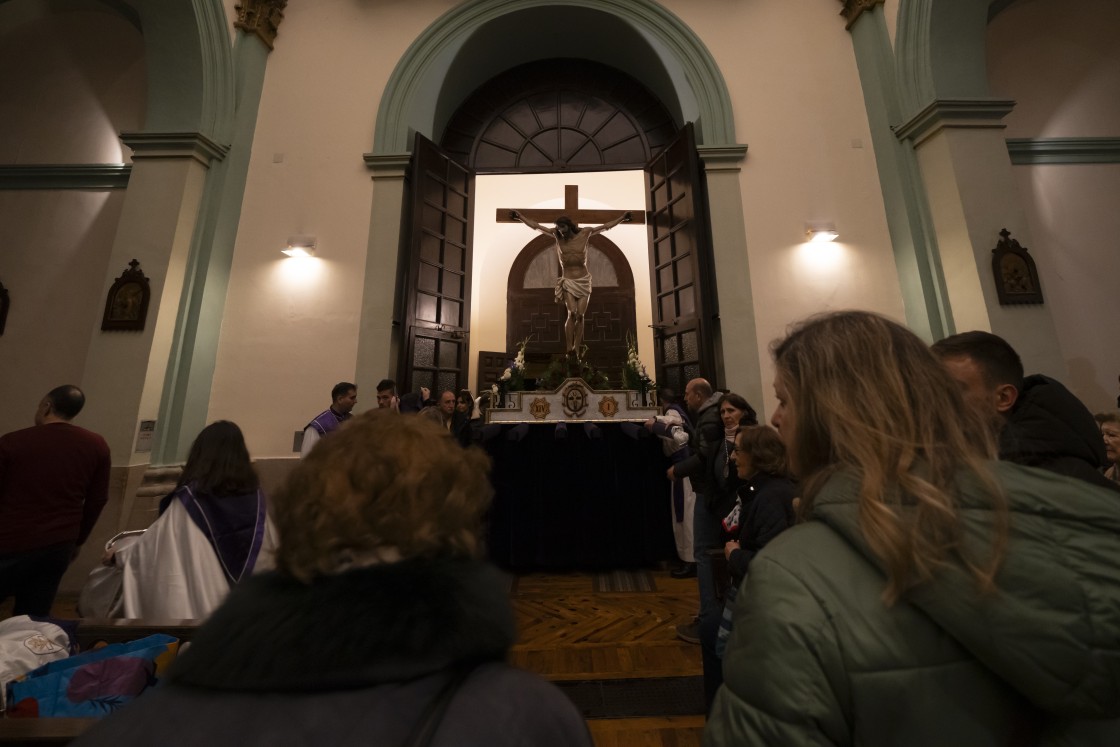 El Cristo del Amor celebra en Teruel su tradicional  Vía Crucis dentro de San Andrés por la lluvia