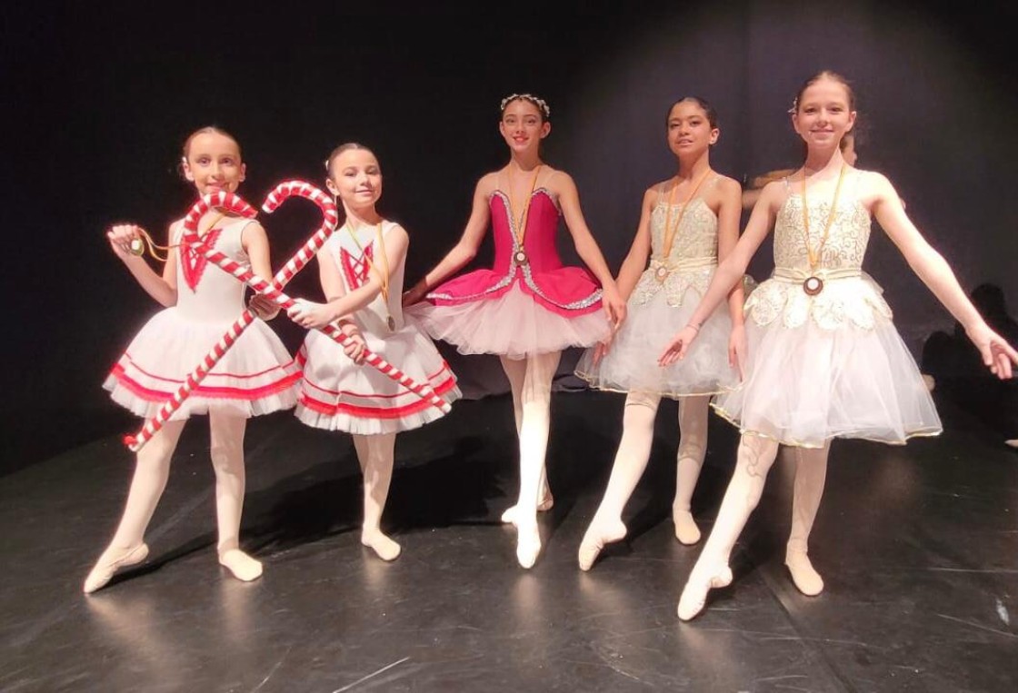 La Escuela de danza Las Torres de Teruel brilló sobre el escenario del Teatro Astoria de Chiva