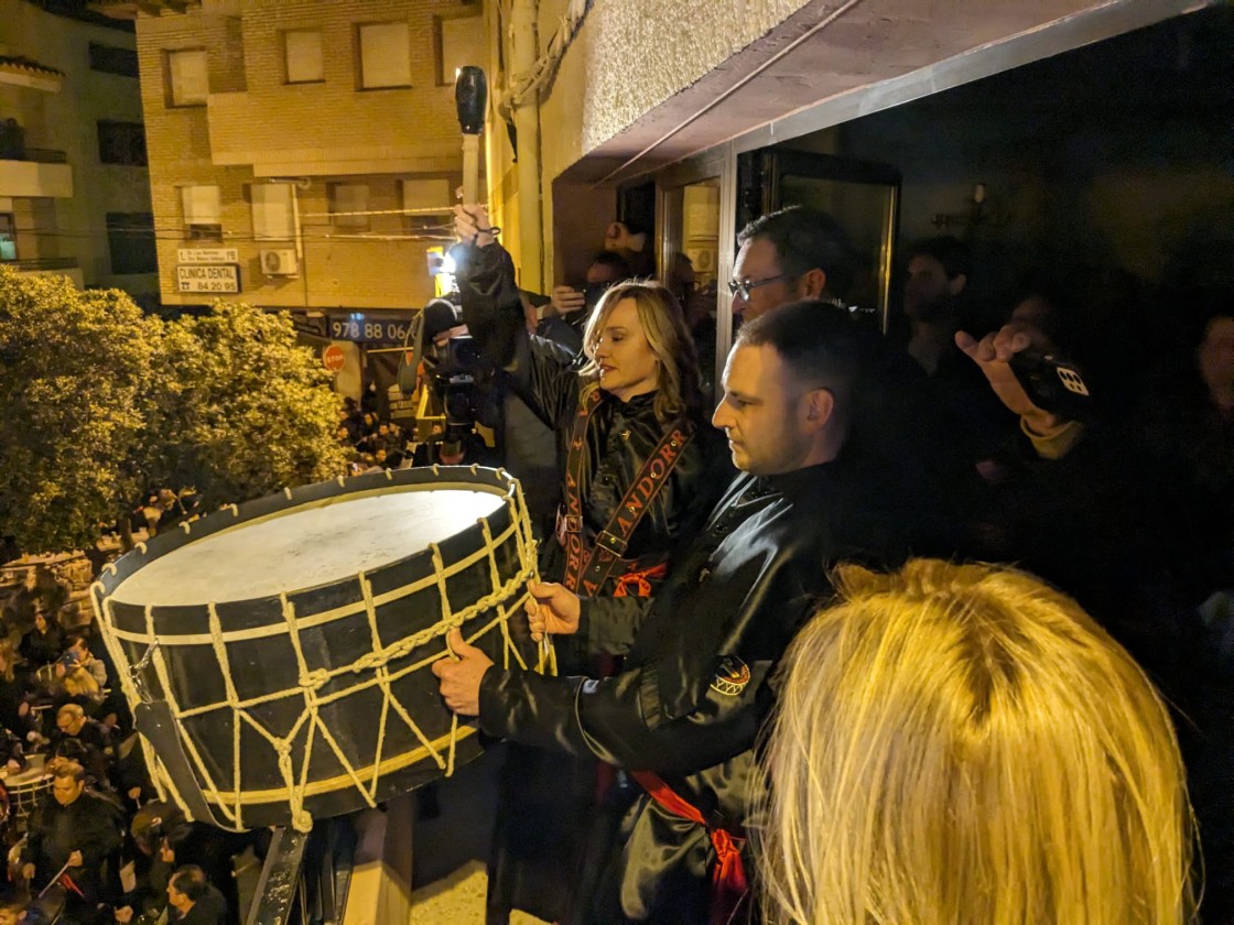 Los Penitentes de Andorra amenizan el desfile del Silencio antes del estruendo