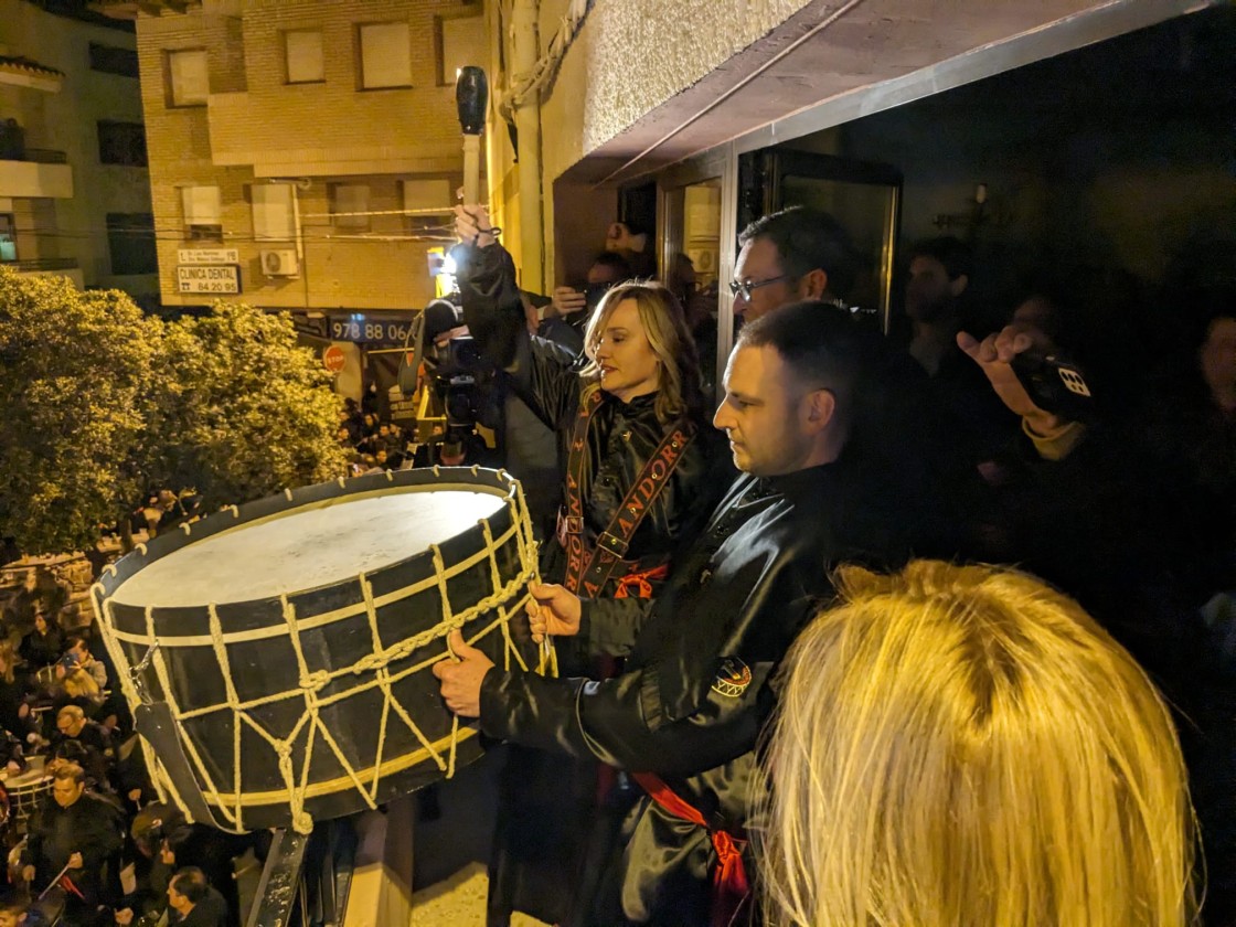 Los Penitentes de Andorra amenizan  el desfile del Silencio antes del estruendo