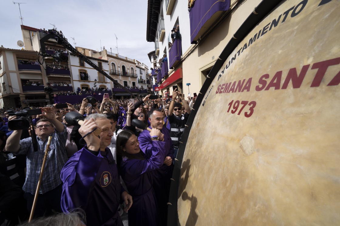 Miles de tambores suenan al unísono en el acto de Romper la Hora en Calanda