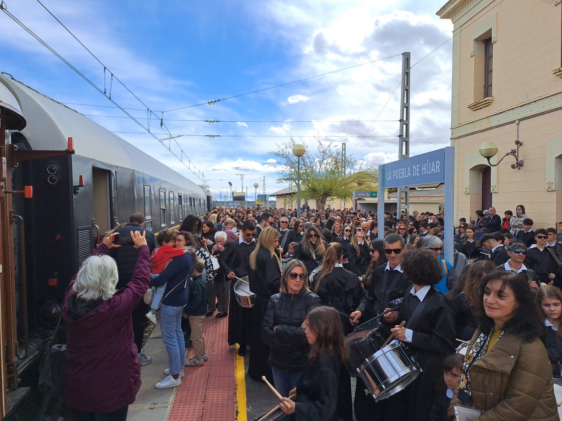 El Tren del Tambor para en La Puebla de Híjar y hace las delicias de 200 viajeros