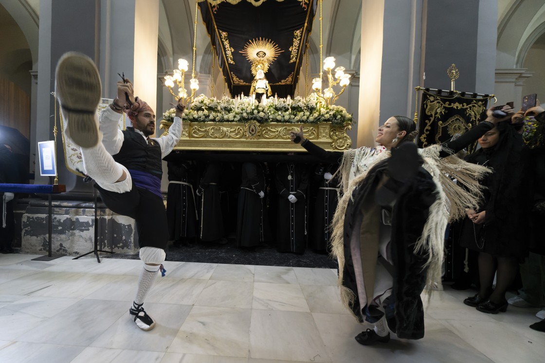 Los cofrades y las jotas arropan a la Virgen de la Soledad en la iglesia de San Martín de Teruel