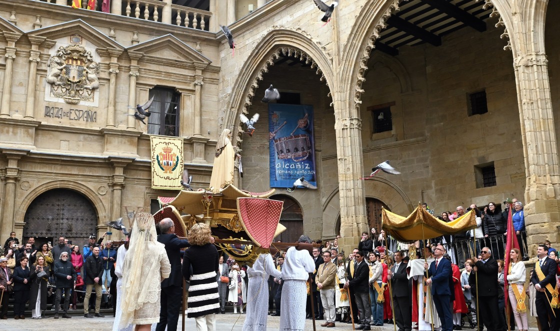 Los tambores del Bajo Aragón dejan paso a la Pascua de Resurrección con palomas y procesiones