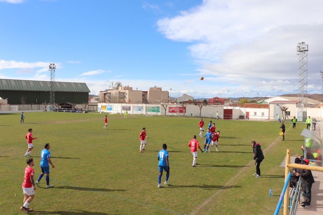 El Calamocha pierde ante el colista víctima de un penalti y del cierzo