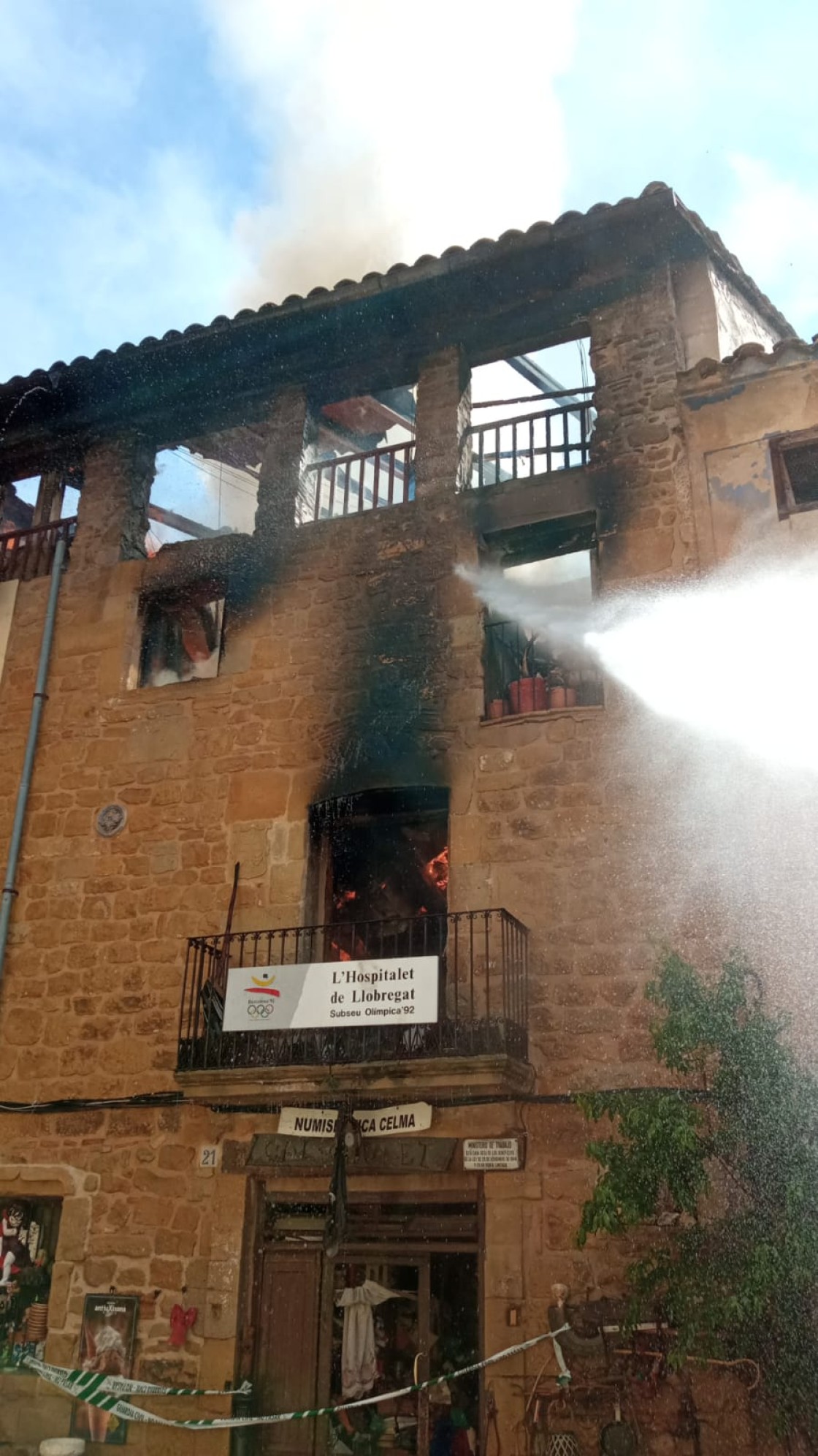 Un retén de bomberos sigue refrescando la vivienda de La Fresneda que ardió el pasado viernes